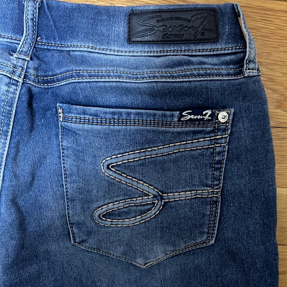 Seven7 pull on Capri jeans. Stretchy and super comfortable - Picture 3 of 6